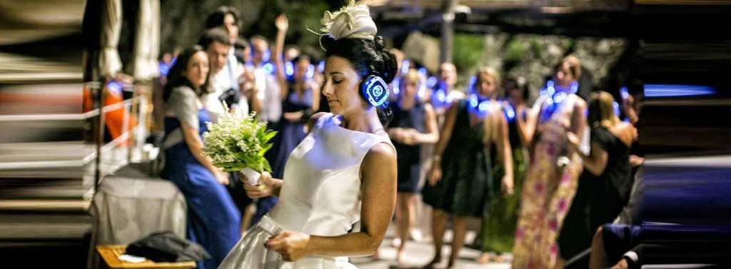 Brud dansar med lysande silent disco-hörlurar