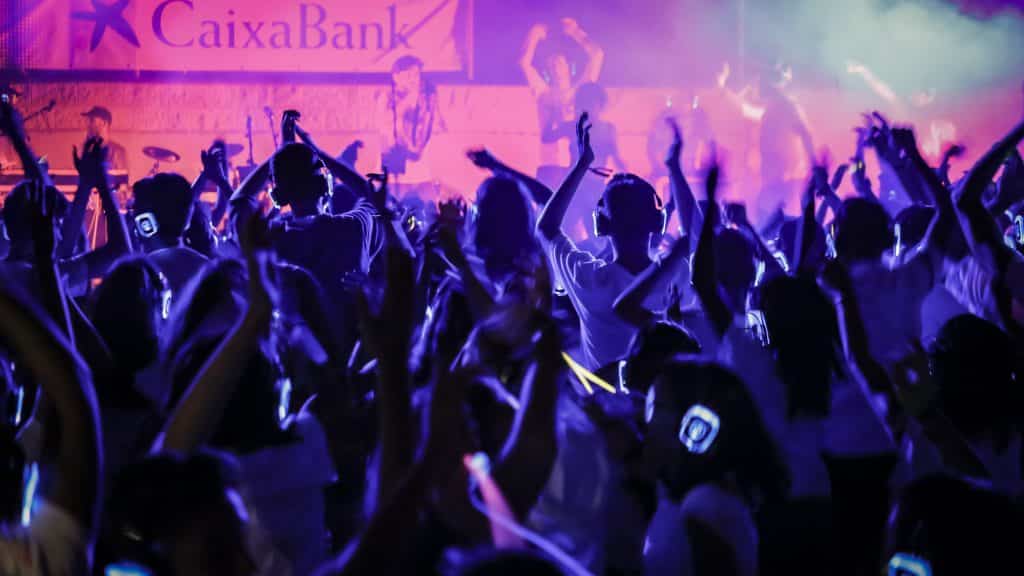 Silent disco-dansgolv i violett ljus