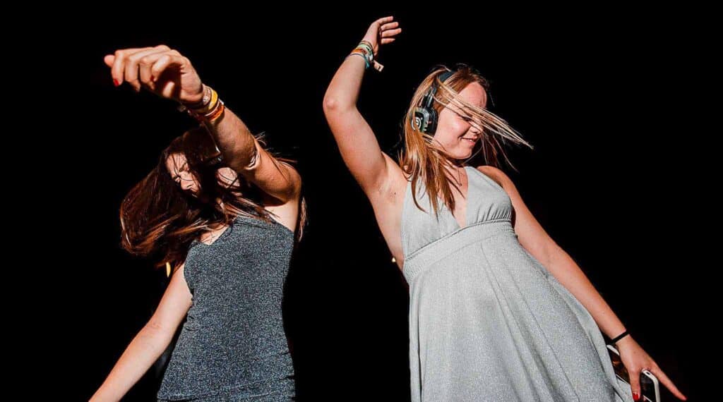 Kvinna dansar med silent disco-hörlurar på en privatfest