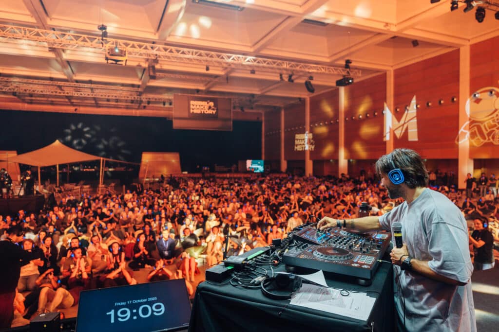 DJ med silent disco-hörlurar framför en stor publik med hörlurar